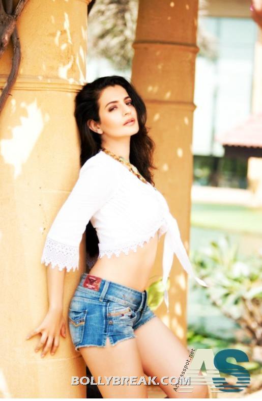 Ameesha Patel Hot navel pic - Amisha Patel Navel Show in White Top Denim Shorts