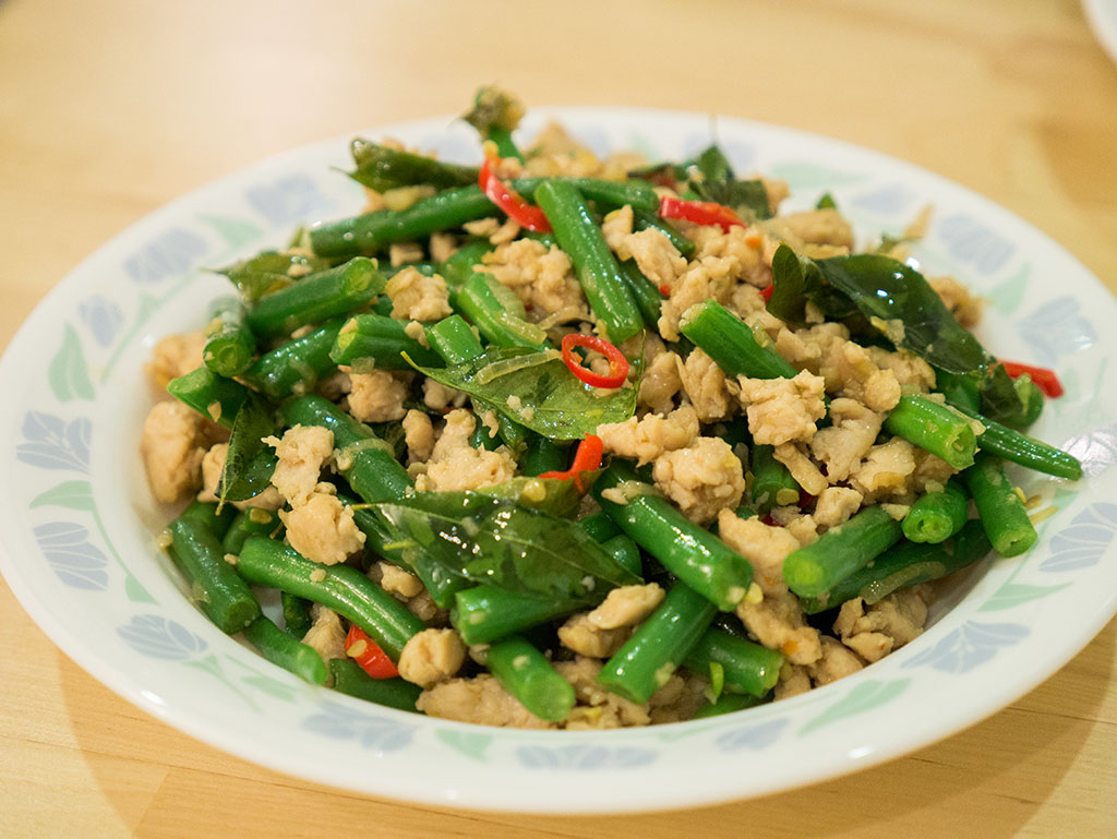 Purple bowl Stir fry minced chicken with curry leaves recipe