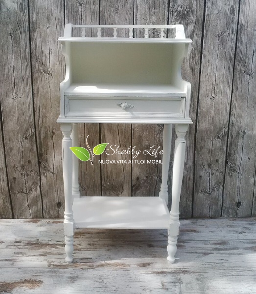 mobiletto dopo il restyling recupero creativo mobiletto shabby chic all white visto di fronte