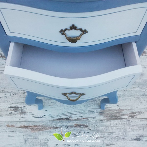 interno di un cassetto ricolorato