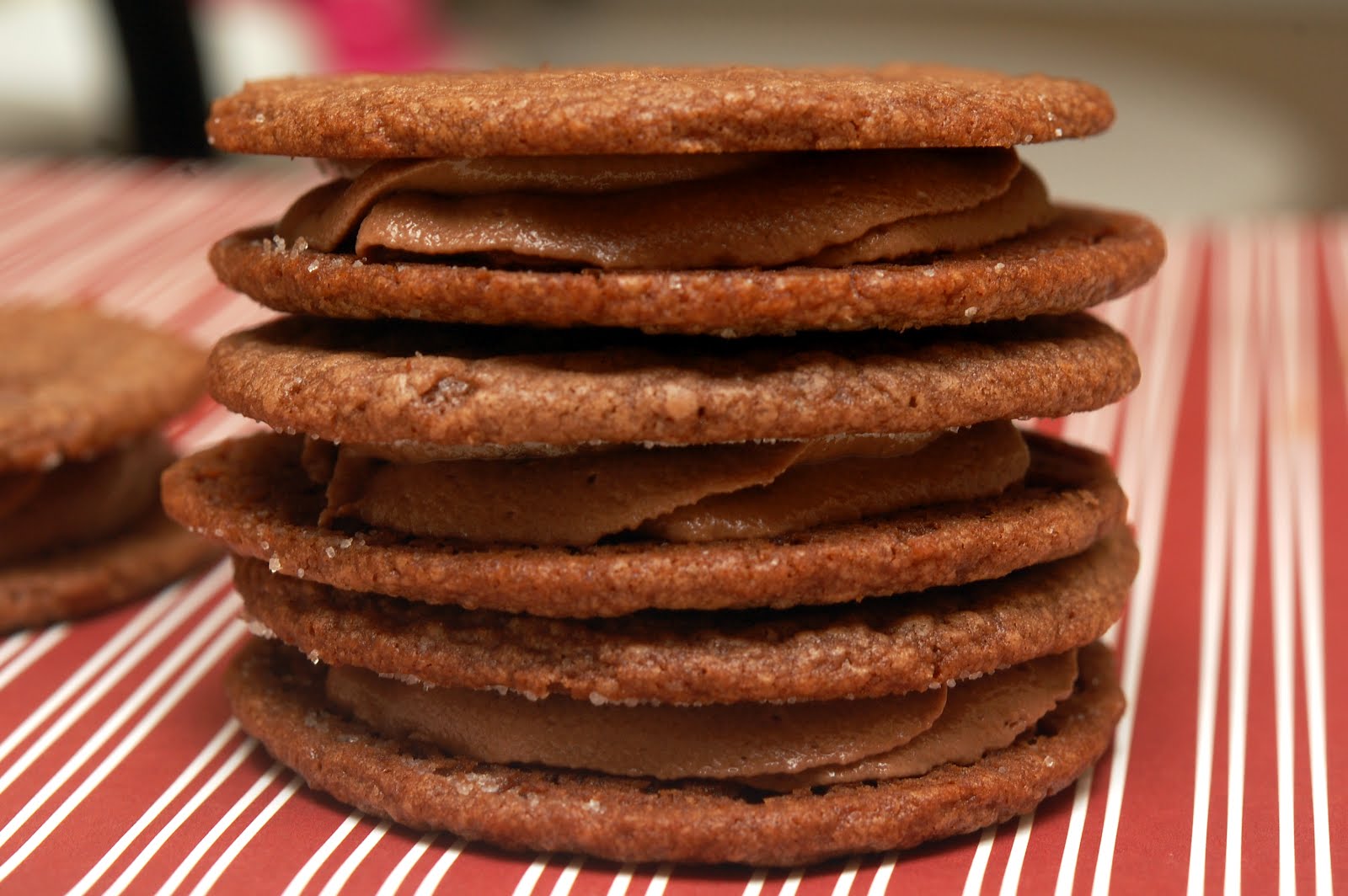 NUTELLA COOKIE SANDWICHES STUFFED WITH NUTELLA MARSHMALLOW CREAM Hugs