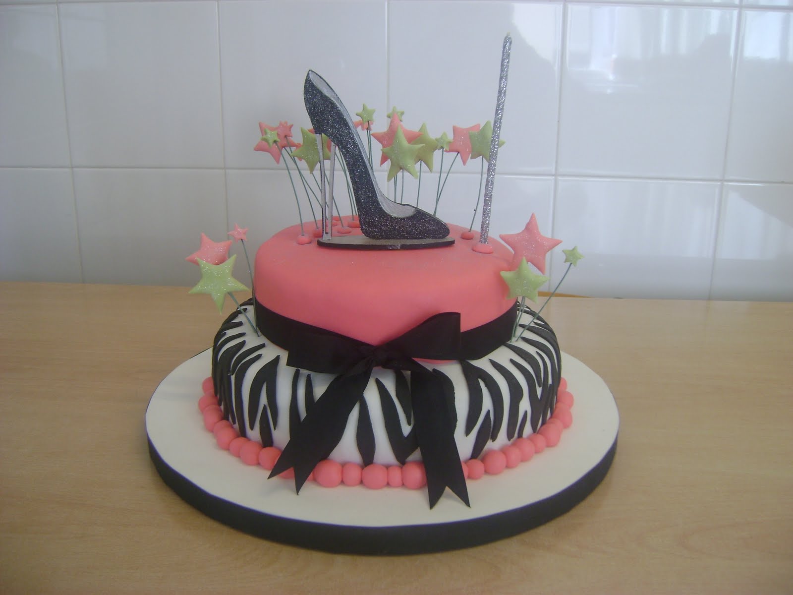 una torta muy top super nut con cubierta fondant animal print