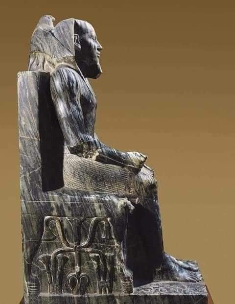 التمثال المعجزة:  تمثال الملك خفرع ابن الملك خوفو و صاحب الهرم التاني