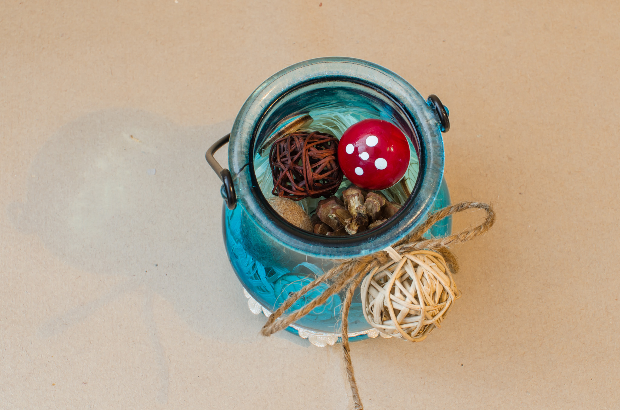 DIY birthday card in a jar - tutorial decorative stones hay mushroom felt balls fir cone burlap bows red