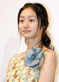 忽那汐里 カップを撮られたおっぱい映像 忽那汐里 カップ微乳さが大学でも話題のかわいくない映像