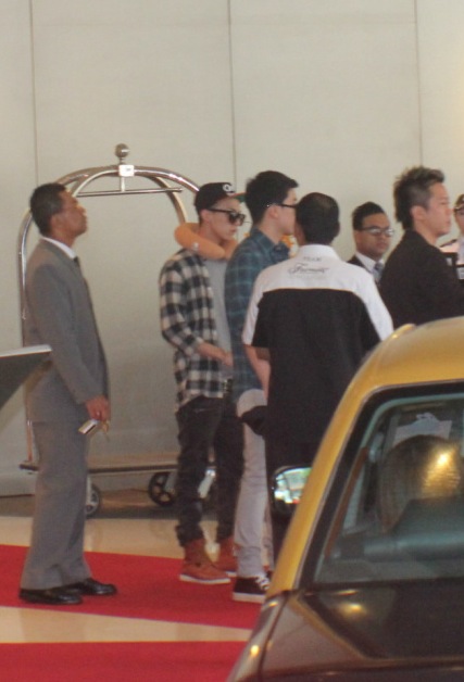 [Vid/Pics] GD&TOP y Seungri dejando Singapur a Malaysia Picture+4