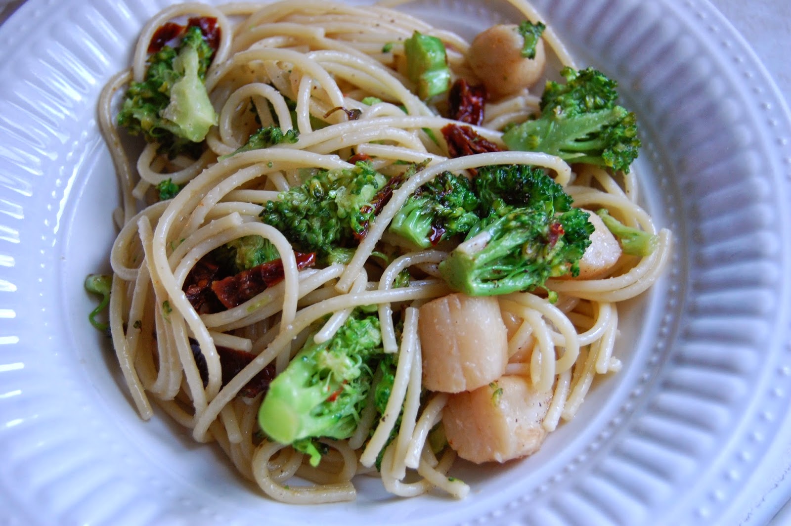 Poppi Linn Pasta, Scallops, Broccoli & Sun Dried TomatoesSimple