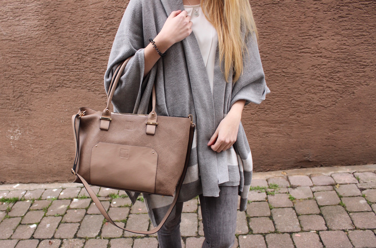 Fashion Look Outfit of the Day Cape grau weiß TheBlondeLion Pom Pom Tasche Fashion Look Outfit of the Day Cape grau weiß TheBlondeLion Pom Pom Tasche