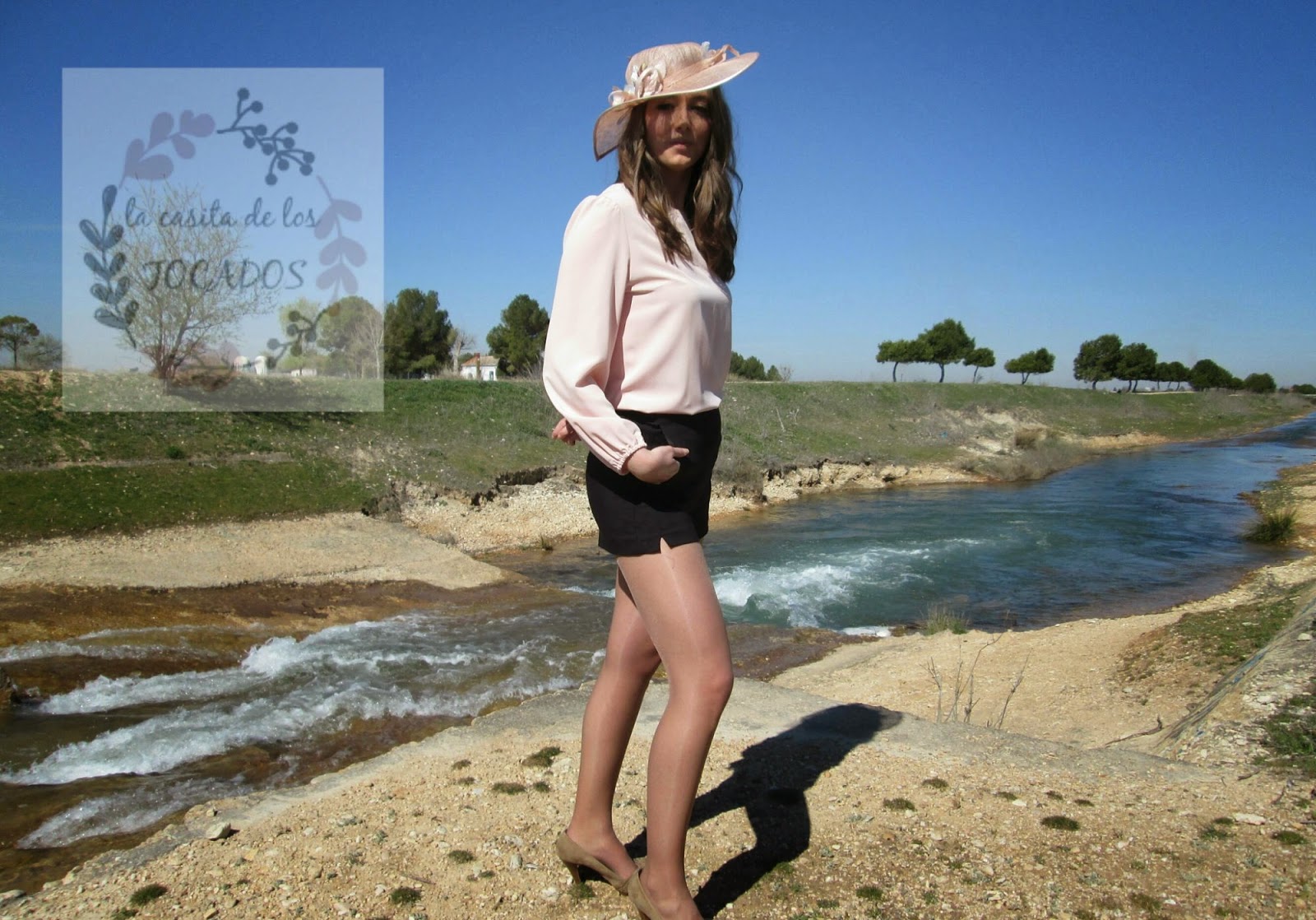 Reportaje de pamelas primavera - verano 2015 La casita de los TOCADOS Pamela Perséfone color nude a juego con blusa rosa y pantalón corto negro