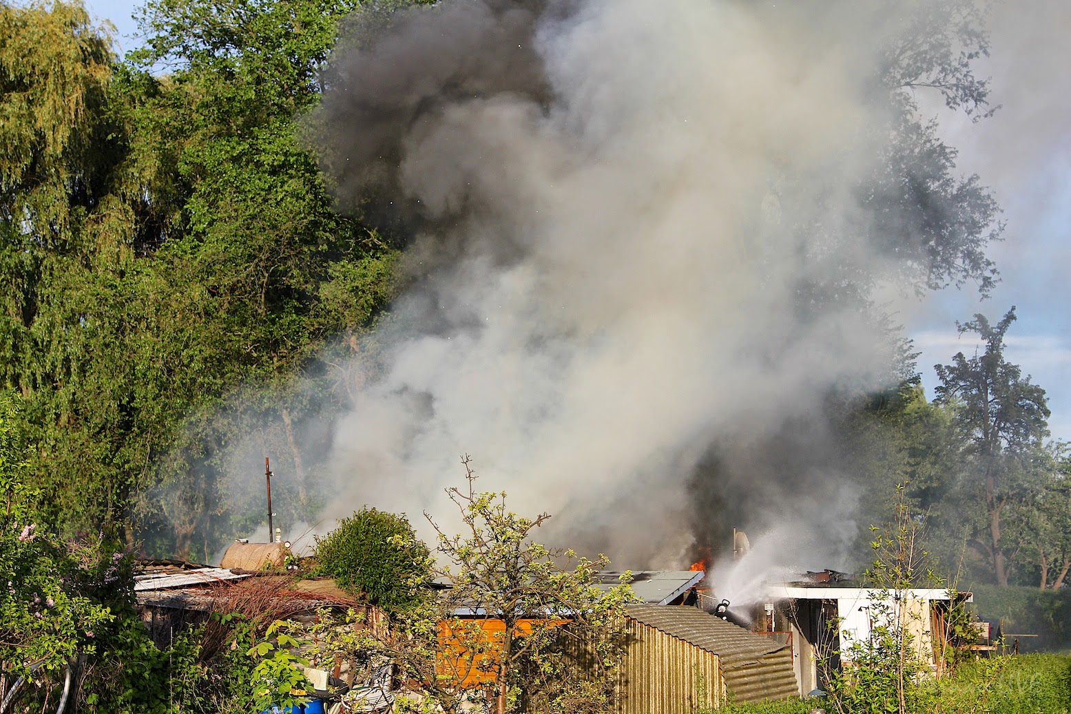 Bernau: Grosseinsatz der Feuerwehr - Bungalow Brand... 10 Bernau LIVE - Dein Stadtmagazin für Bernau bei Berlin