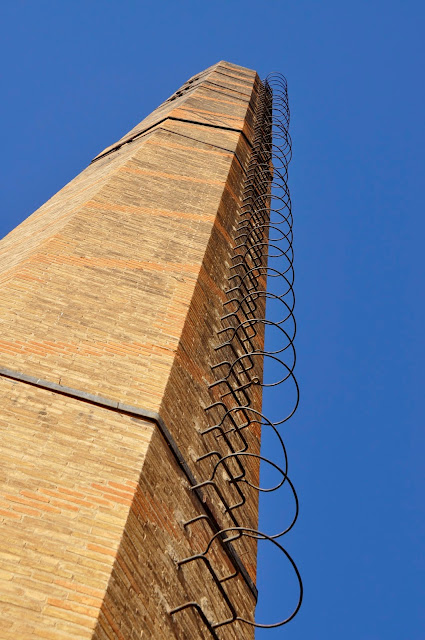 València, arena y cal: Chimeneas industriales de ladrillo.
