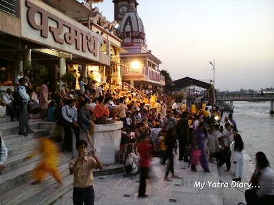 People assembling for the evening aarti at the Parmarth Niketan Ashram In Rishikesh