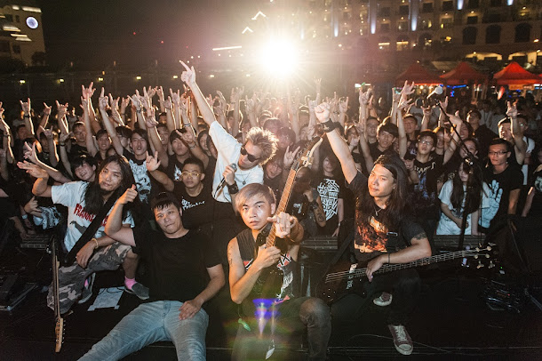 淡水漁人舞台萬眾矚目的第五週主題日「重金屬之夜」在日落下準時開唱。 淡水漁人舞台萬眾矚目的第五週主題日「重金屬之夜」在日落下準時開唱。