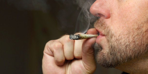 A tristeza pode ser um fator que leva as pessoas a fumar maconha. A tristeza pode ser um fator que leva as pessoas a fumar maconha.