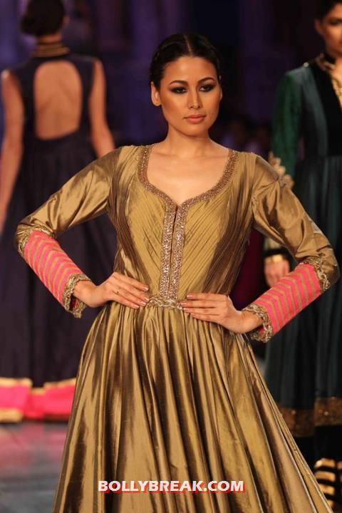 Model in Manish Malhotra Dress Walking the rap at Mijwan Fashion Show 2012 - (5) - Manish Malhotra Dresses - Mijwan Fashion Show 2012
