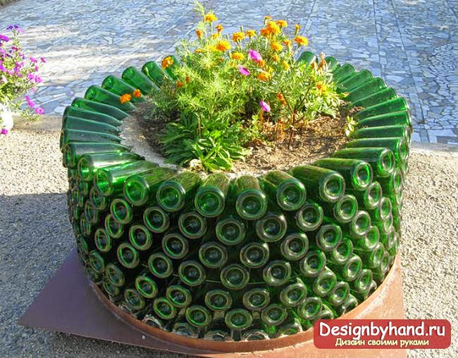 Цветники из стеклянных бутылок