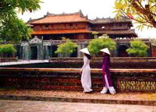 Filles vietnamiennes marche à travers la Citadelle de Hue