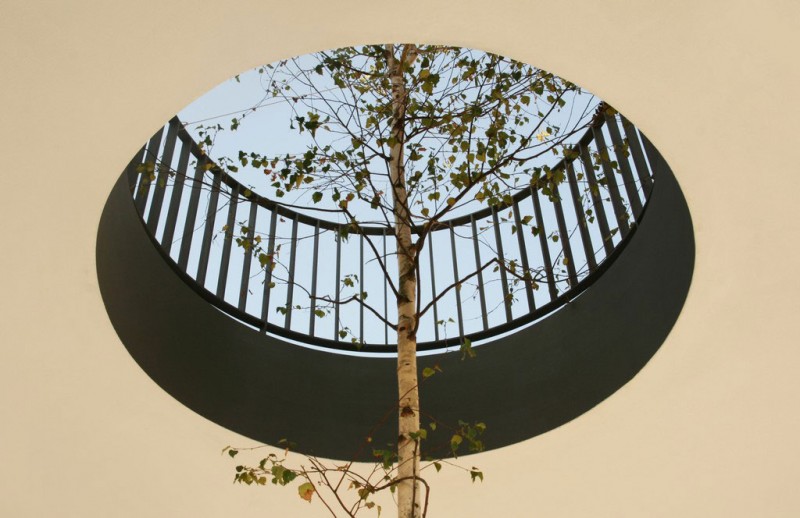 Hogares Frescos: Casa Diseñada con Exterior de Madera e Interior Blanco