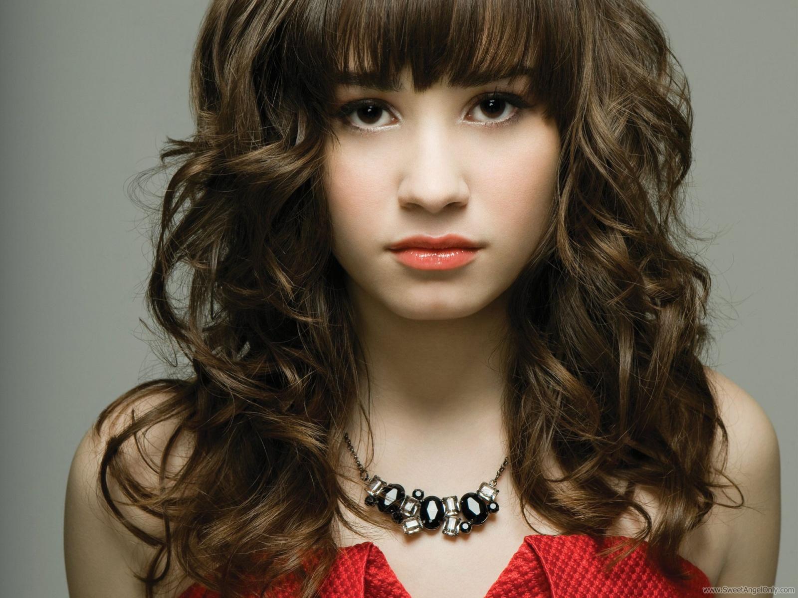 http://3.bp.blogspot.com/-QJ3Yf9rkviw/TqrQHkP8XUI/AAAAAAAAJBk/WuWzPOiXaQ0/s1600/demi_lovato_latest_hd_wallpaper.jpg