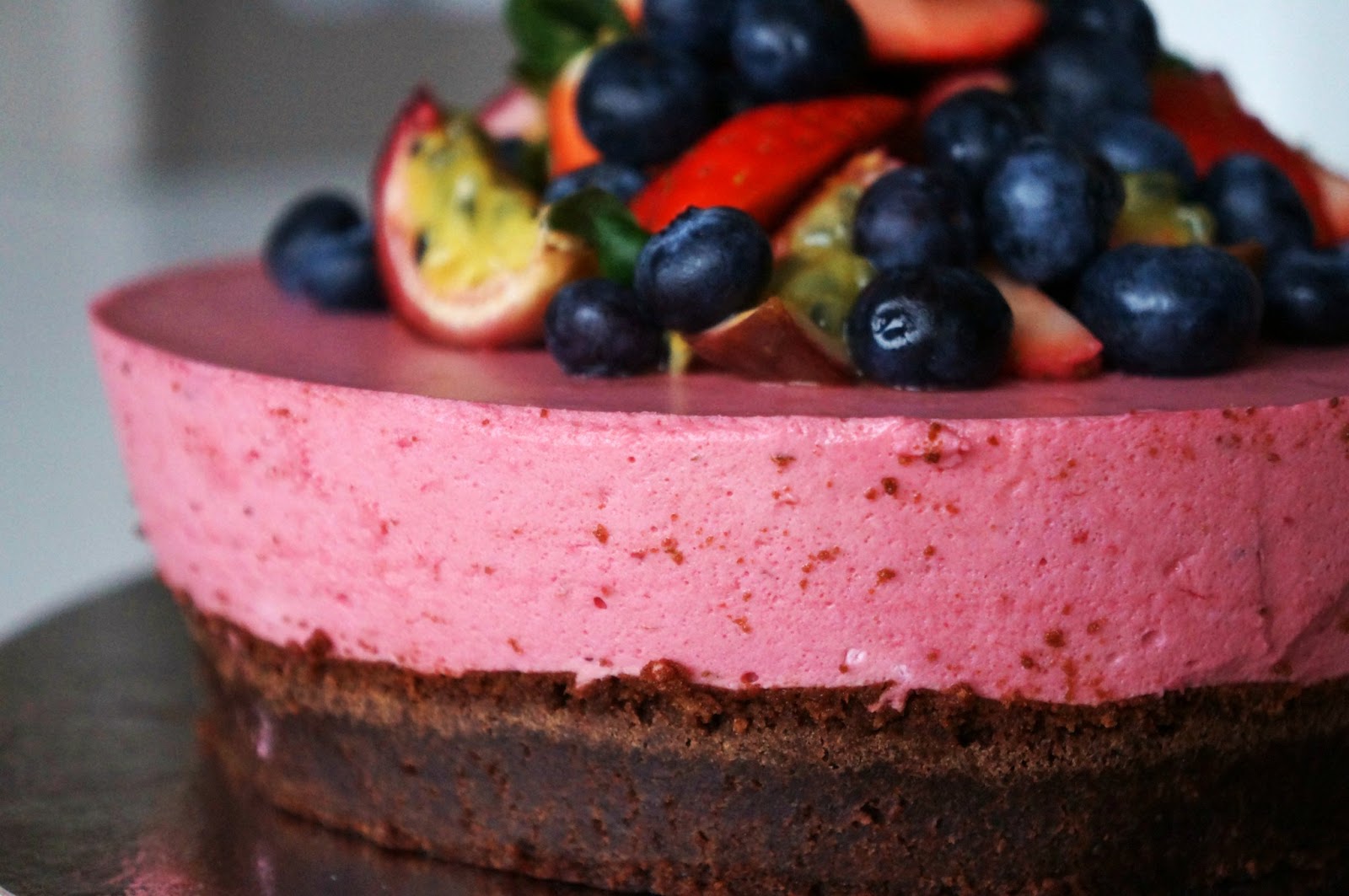 Min Sockersöta Värld Gluten och laktosfri hallonmoussetårta med kladdkaksbotten