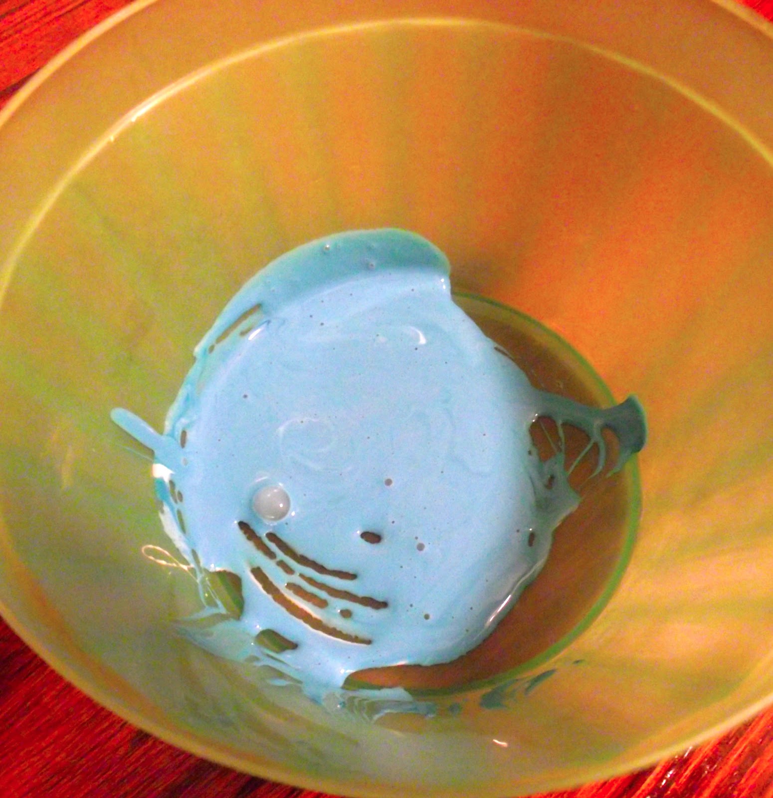 NikCreates: Elmers Glue + Food Coloring = Seaglass Effect?