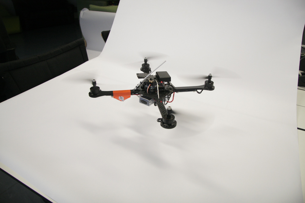 Conheça um “drone” que faz manobras e desvia de objetos sem ajuda de sensores externos