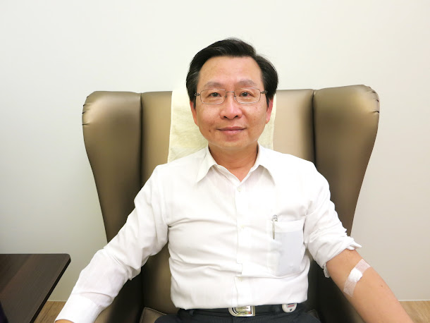 林璨今天召開記者會,他表示名片是「宣捷生物科技公司」交給他的,且宣告知他與馬偕醫院有合作,他是無端捲入風波,如果事後還有人刻意誣衊他,不排除循法律途徑。 林璨今天召開記者會,他表示名片是「宣捷生物科技公司」交給他的,且宣告知他與馬偕醫院有合作,他是無端捲入風波,如果事後還有人刻意誣衊他,不排除循法律途徑。