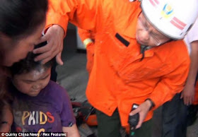 Krim disapukan pada dahi budak lelaki itu selepas beliau dibebaskan dari celahan dinding