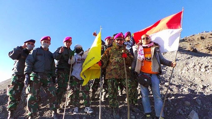 HUT RI ke 69, Senkom Kibarkan Merah Putih di Puncak Rinjani