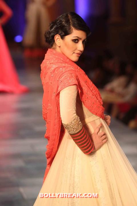 Model in Manish Malhotra Dress Walking the rap at Mijwan Fashion Show 2012 - (22) - Manish Malhotra Dresses - Mijwan Fashion Show 2012