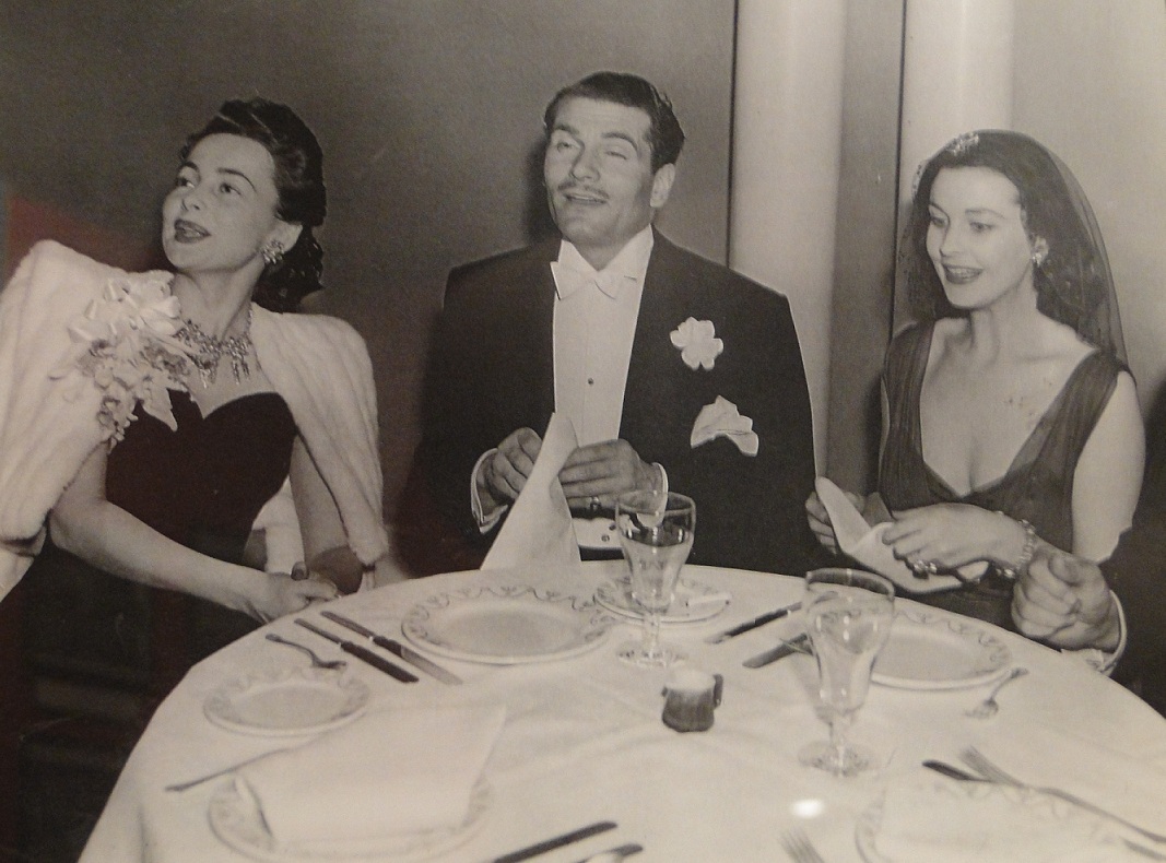 Olivia and Joan: Sisters of the Silver Screen: [Photo] Olivia De