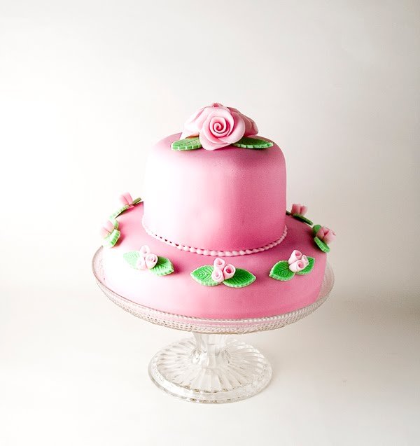 Tarta decorada con rosas de tres colores