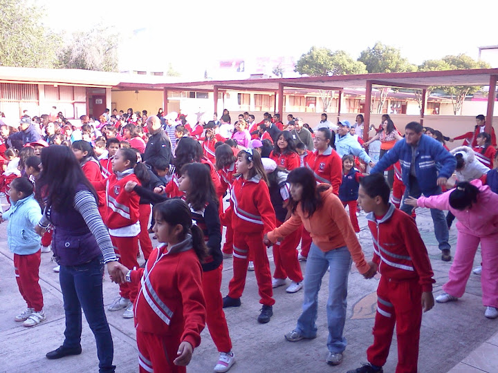 MACROGIMNACIA EN LA ESCUELA CON MAESTROS, ALUMNOS Y PADRES DE FAMILIA