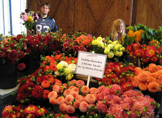 Nathanael and Kate sell Lynch Creek dahlia bouquets at the Olympia Farmers Market. oly market