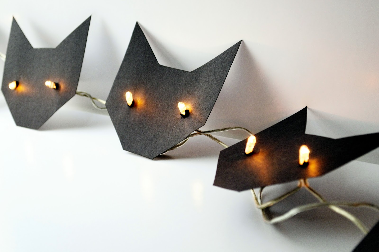 nostalgiecat Easy Halloween DIY Cat eyes string light