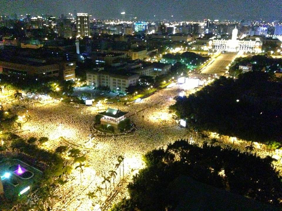 2013年國軍虐殺義務役下士洪仲丘事件,或許在8月3日晚上25萬人「送仲丘」的群眾抗議行動中,達到形式上的最高潮,但它更具殺傷力的實質影響仍在持續擴展中。圖:網友拍攝。 2013年國軍虐殺義務役下士洪仲丘事件,或許在8月3日晚上25萬人「送仲丘」的群眾抗議行動中,達到形式上的最高潮,但它更具殺傷力的實質影響仍在持續擴展中。圖:網友拍攝。