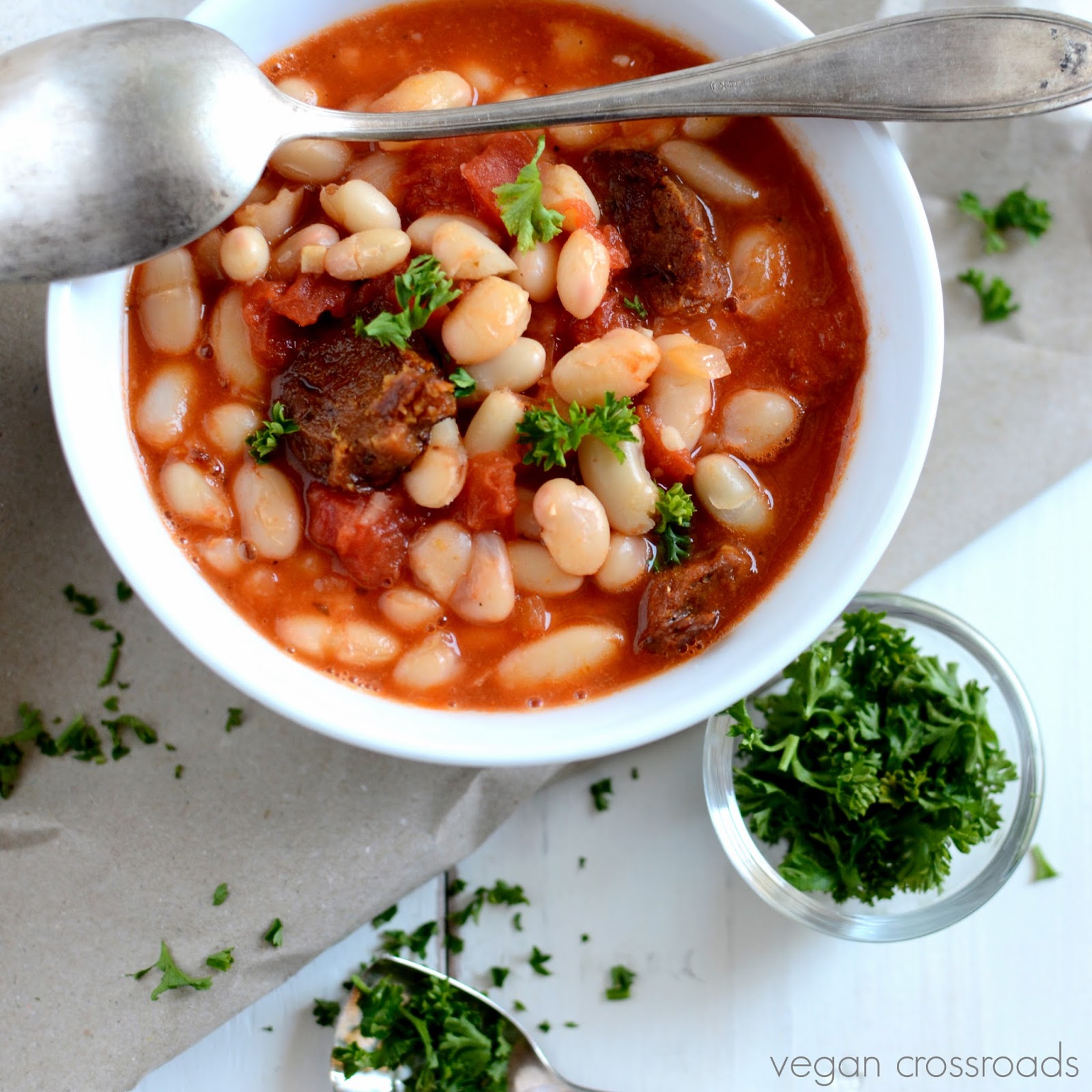 Baked Beans mit Tomaten und veganer Chorizo = Baked Beans with Tomatoes