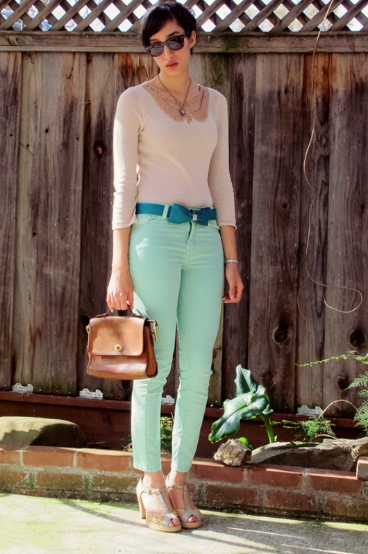 jeans menta o turquesa pueden combinarse con otros colores pasteles
