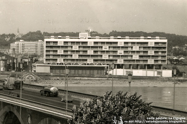 Bordeaux - Caserne pompiers  Architectes: Claude Ferret, Adrien Courtois, Yves Salier  Panneaux de façade: Jean Prouvé  Construction: 1954 
