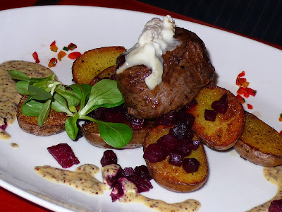 Szürkemarha bélszín camamberttel, dijonimustár-mártással, glasszírozott céklával, rozmaringos parázsburgonyával (Mandragóra, Budapest)