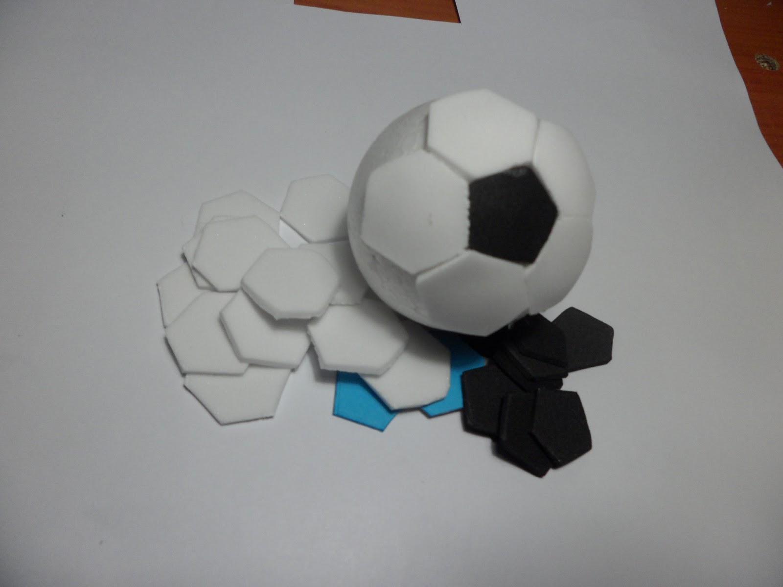 Balones de futbol en goma eva Imagui