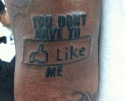 tatuaje del famoso like de facebook