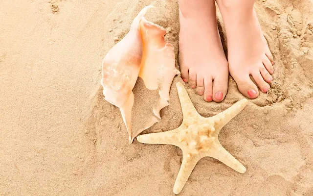 Blote voeten in het zand