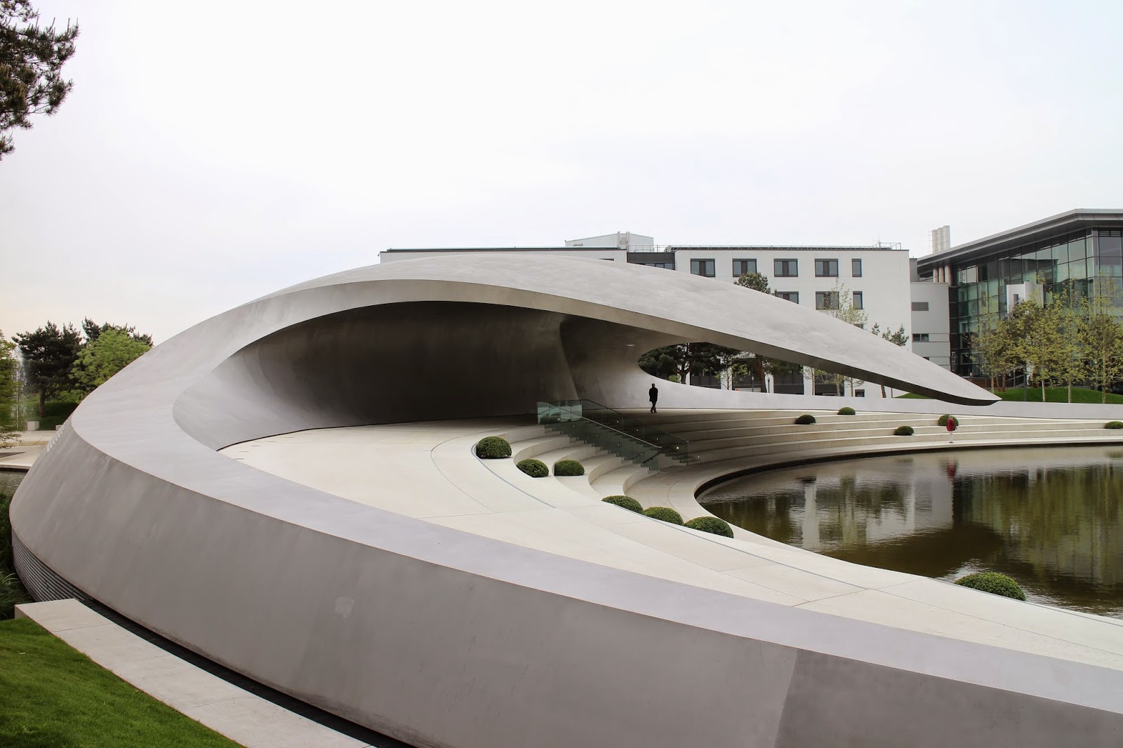 スパン35メートルからのデザイン ブログ ポルシェの形をしたパビリオン 片持ちのシェルに構造的合理性はあるか