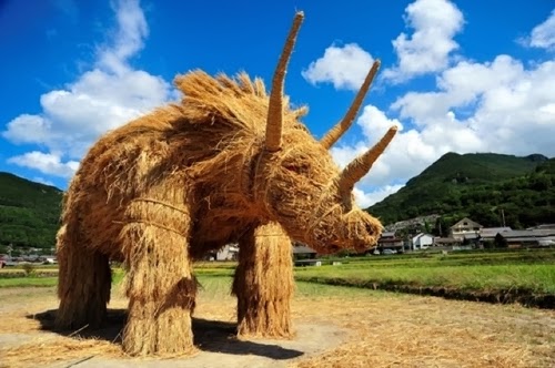 08-Triceratops-Japanese-Rice-Farmers-Straw-Sculptures-Kagawa-&-Niigata-Prefecture-Kotaku-www-designstack-co