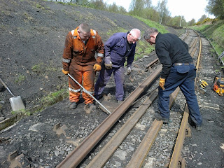 Ryan, Les and Ian manoeuvring a 60' rail into position