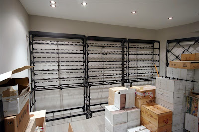 Trabajo en Forja - Botellero en Forja en Madrid - Montaje Botelleros y cajas de botellas esperando a ser colocadas