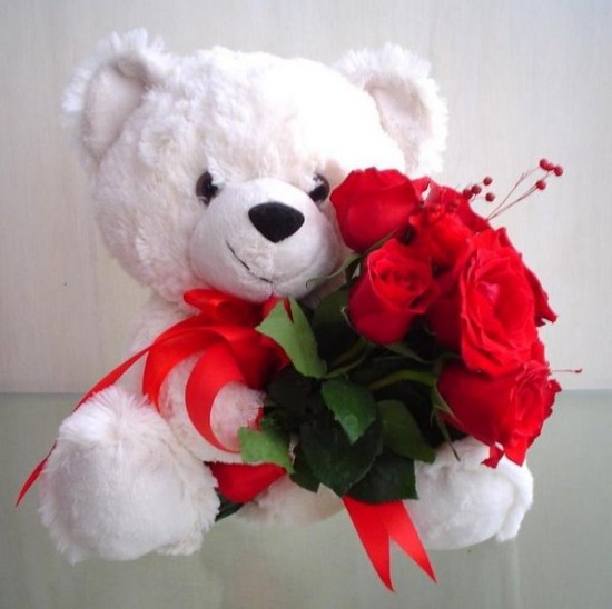 teddy bear holding roses