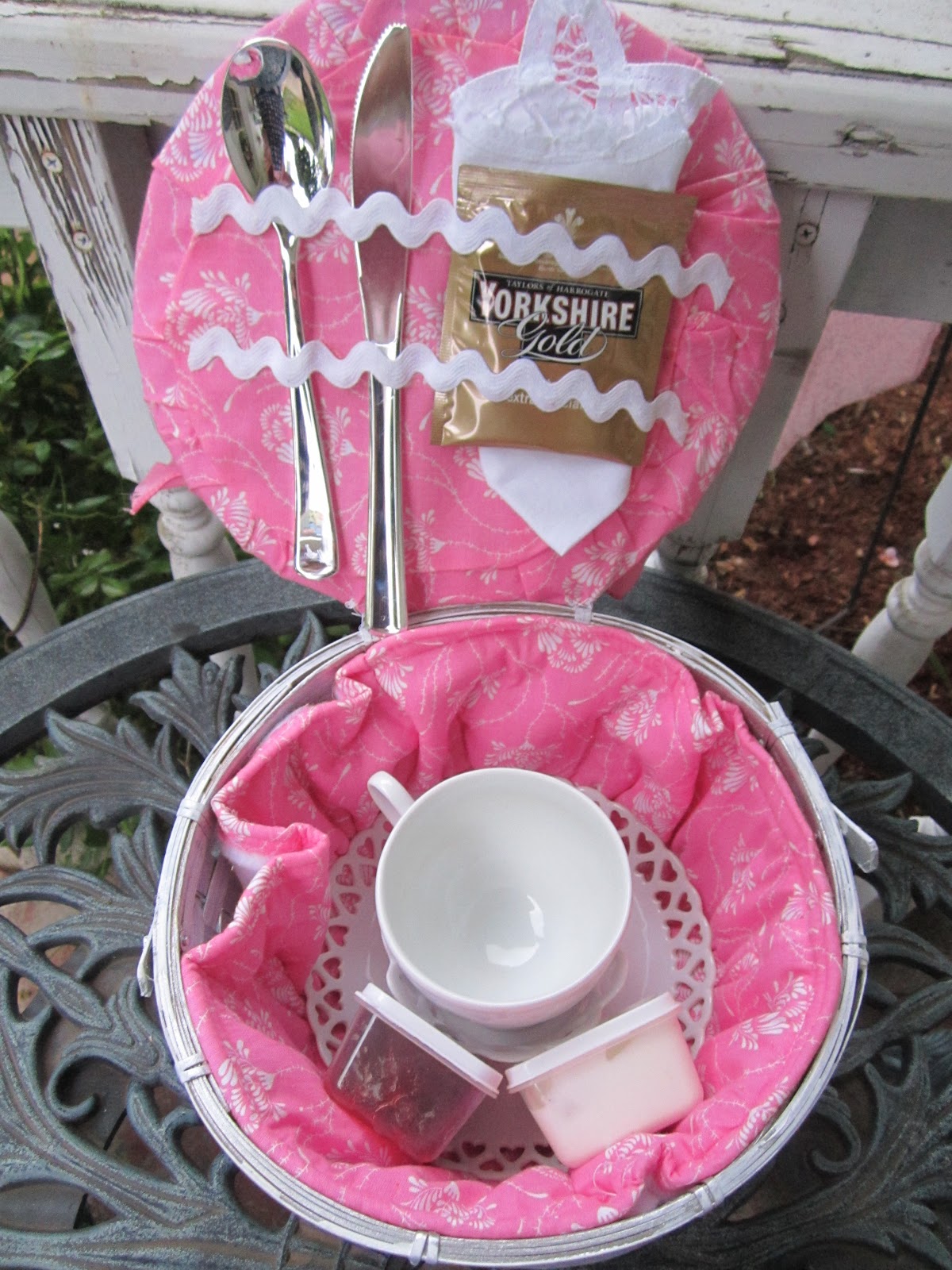 Home Living Make A Fancy Picnic Basket From an Ordinary Basket