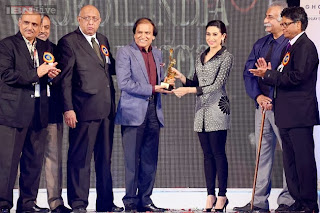 Karisma Kapoor & Sonu Nigam grace GLOBOIL India 2013 Awards